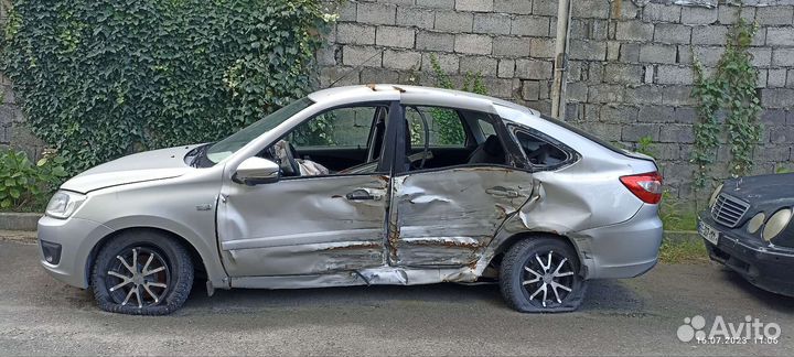 LADA Granta 1.6 AT, 2014, битый, 67 000 км