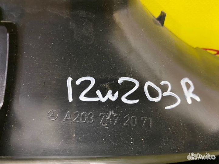 Облицовка крышки багажника правая Mercedes Clc