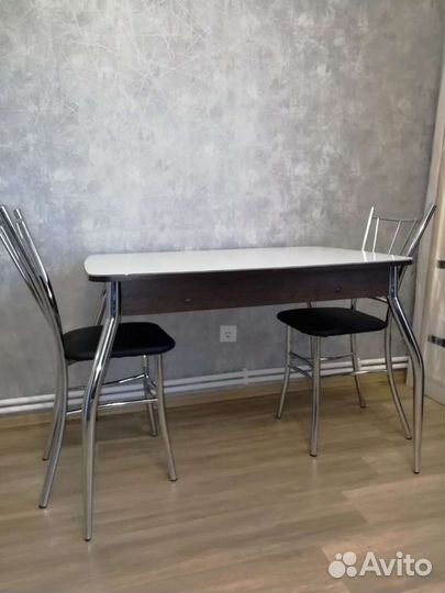 Кухонный стол и стулья