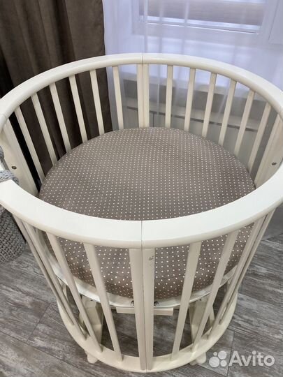 Детская кроватка с маятником