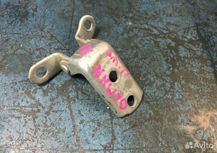 Петля двери Toyota Prius W20