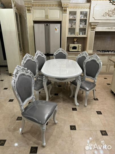 Кухонный стол и стулья