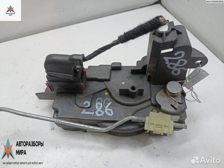 Замок двери передней правой Opel Zafira 2 (B)