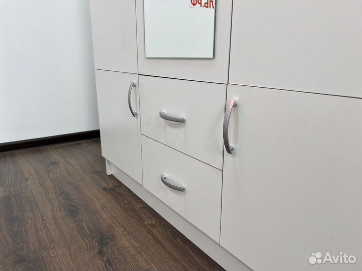 Шкаф белый трехстворчатый