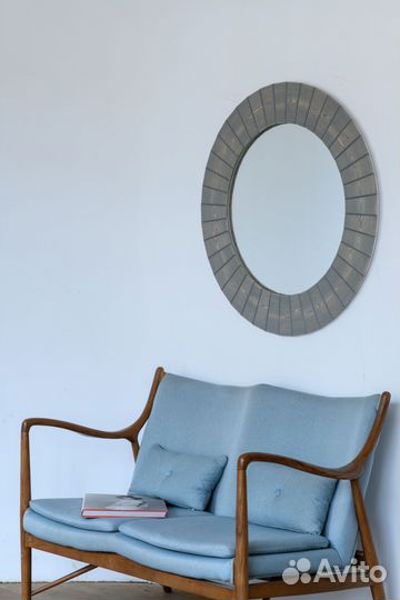 Круглое настенное зеркало с рамой из массива