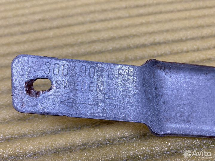 Кронштен Volvo 80 30649071 RH