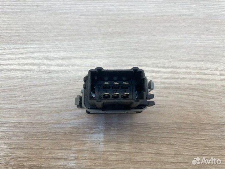 Кнопка центрального замка Nissan Terrano