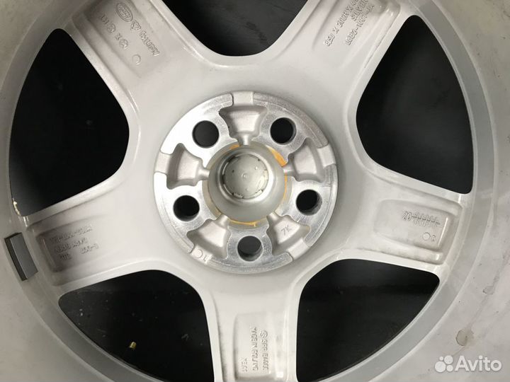 Оригинальные колеса на Land Rover Defender R20