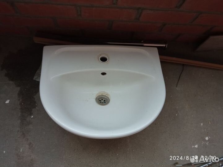 Раковина со смесителем и кронштейном