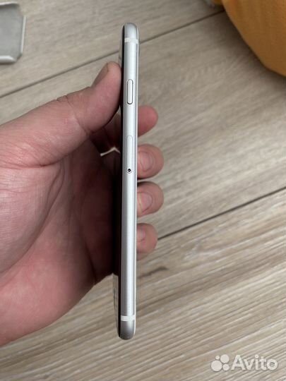 iPhone SE, 128 ГБ