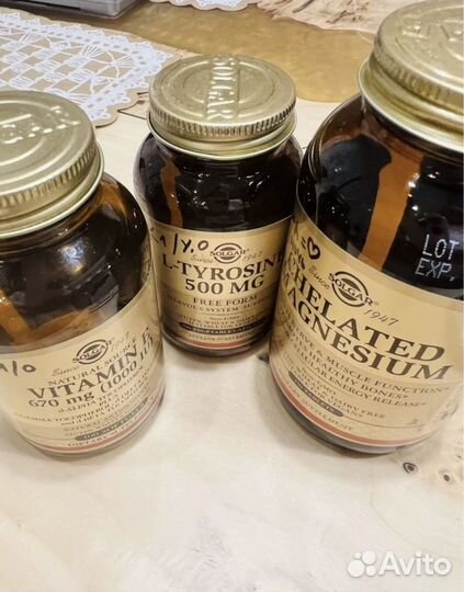 Пустые банки из темного стекла