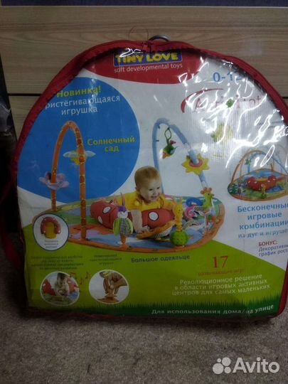 Развивающийся коврик и погремушки