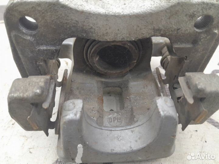 Тормозной суппорт задний левый Toyota Rav4 40