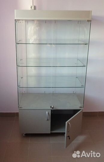 Витрина стеклянная с крышей и подсветкой