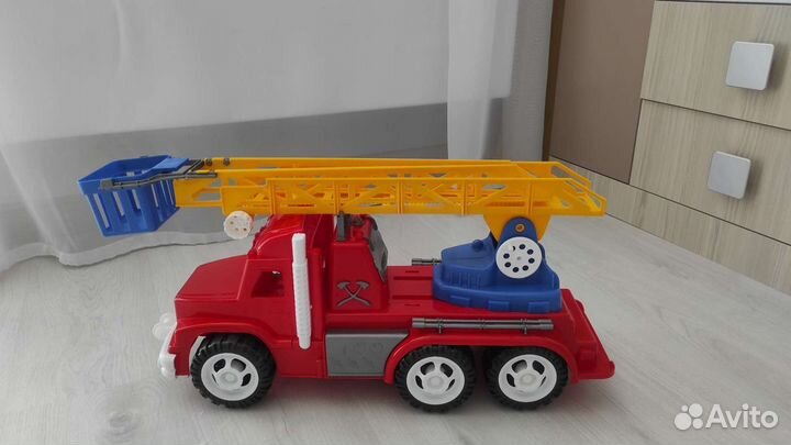 Машина пожарная с лестницей