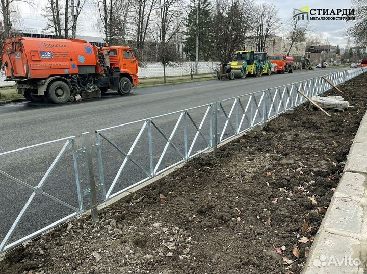 Металлическое пешеходное ограждение