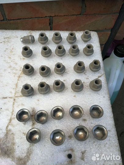 Оригинальные колесные гайки Ford с колпачками