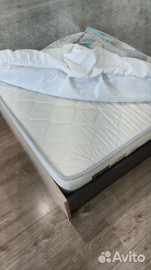 Кровать двухспальная с матрасом 160200