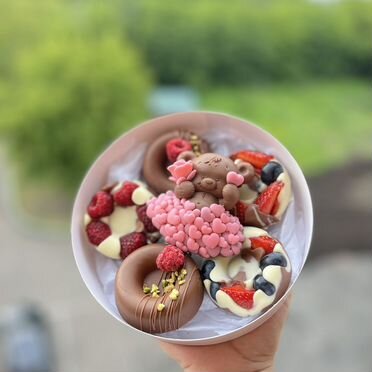 Трендовые шоколадные пончики с ягодой