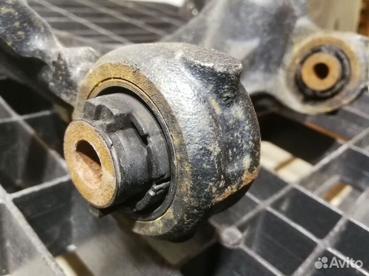 Кулак задний Левый Mazda 3 BM