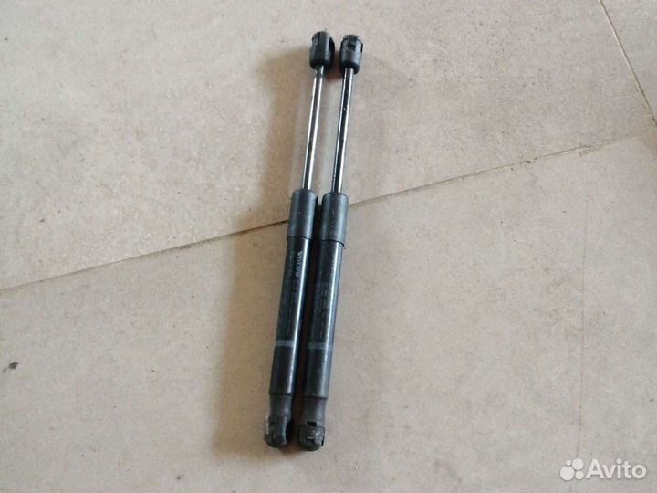 Амортизатор на крышку багажника на volvo s 60