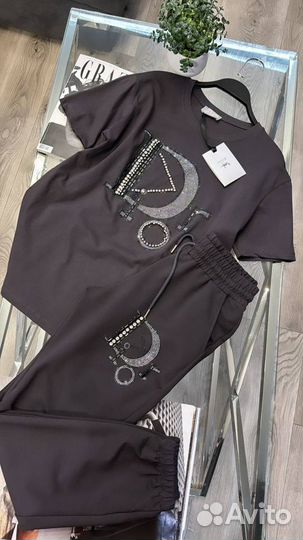 Костюм женский футболка+джоггеры принт Dior стразы