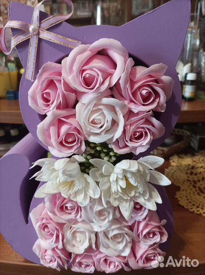 Подарок в форме кошки с мыльными розами