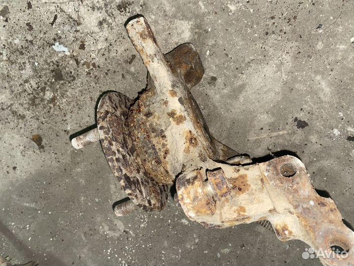 Поворотный кулак Peugeot 405