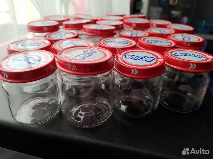Чистые стеклянные баночки с металлической крышкой