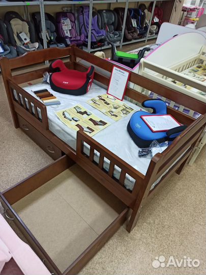 Детская кроватка из массива с бортиками