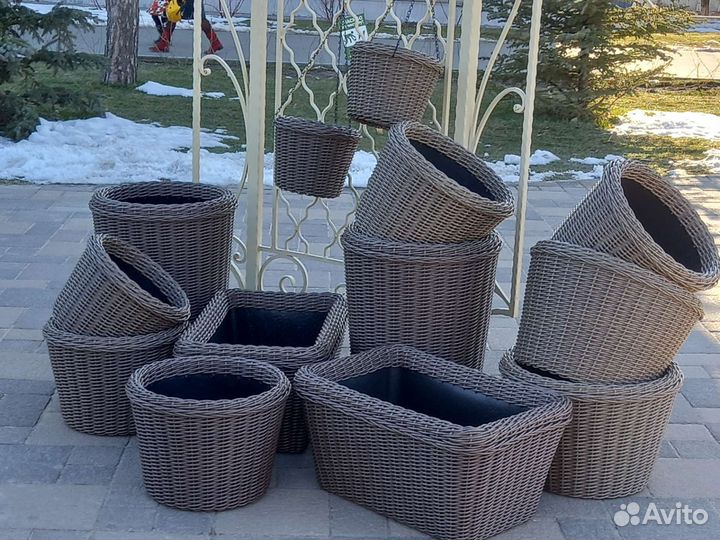 Кашпо из искусственного ротанга