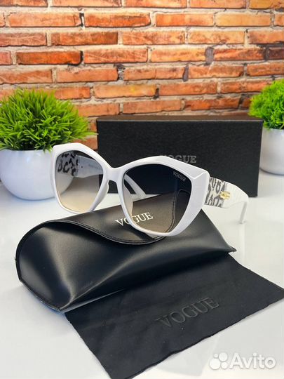 Солнцезащитные очки Vogue