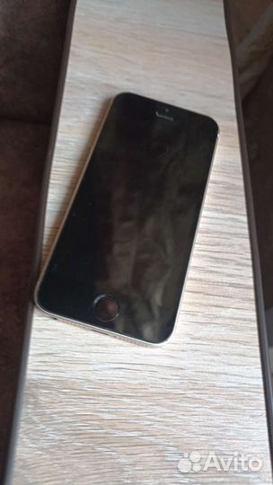 Телефон iPhone se 2016