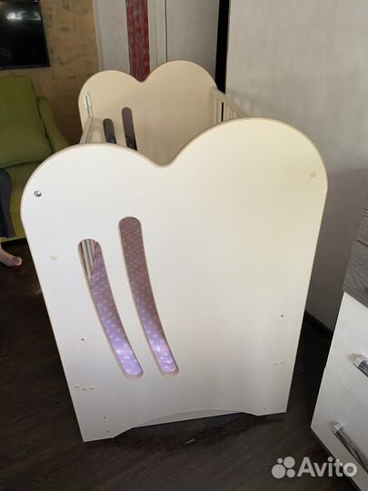 Детская кроватка с маятником и ящиком