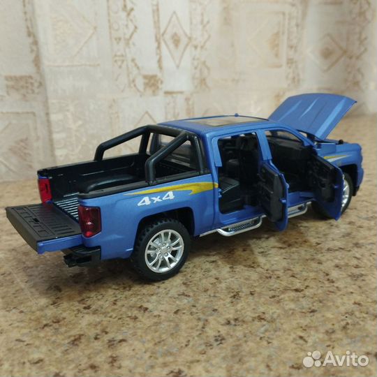 Chevrolet Silverado в масштабе 1:32 синий