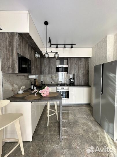 Кухня на заказ под потолок