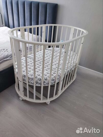 Детская кроватка с маятником