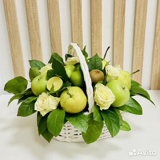 Корзины с фруктами и цветами