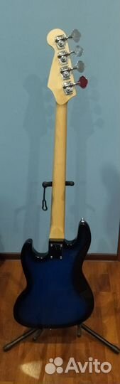 Четырехструнная бас гитара