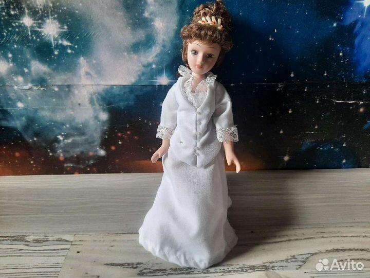 Кукла фарфоровая