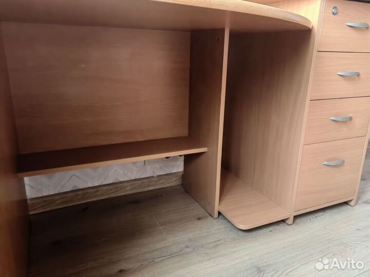 Компьютерный стол с ящиками и полками