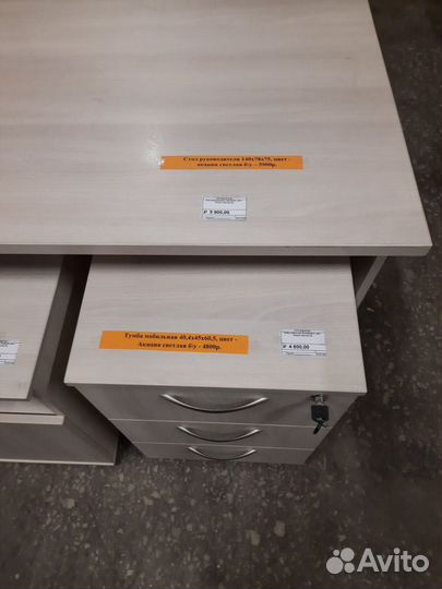 Комплект для офиса и дома из стола и двух тумб