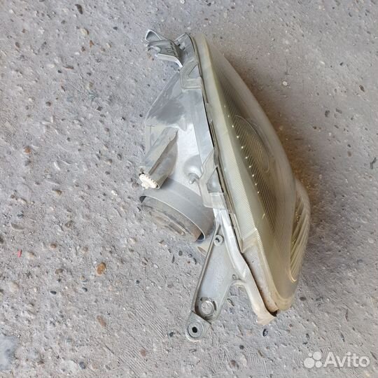 Фара передняя правая Toyota vitz 1 поколение