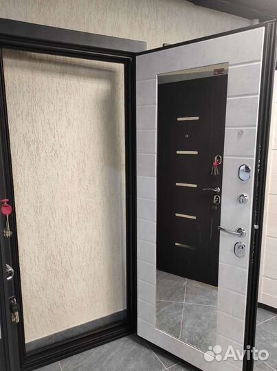 Дверь входная зеркало бетон