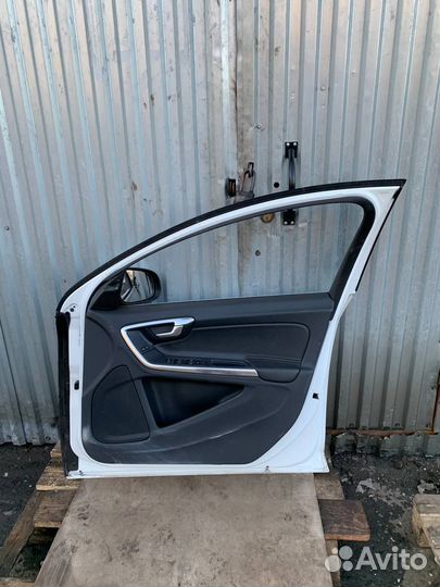 Дверь правая передняя Volvo S60 Вольво V60 белая