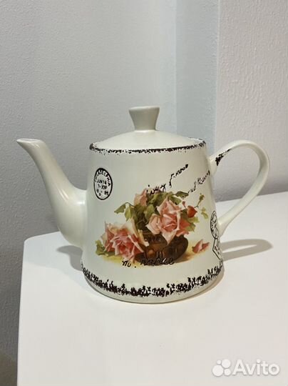 Заварочный чайник и кружки бокал под пиво