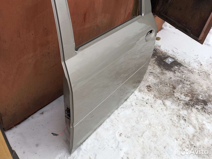 Лада Ларгус задняя левая дверь