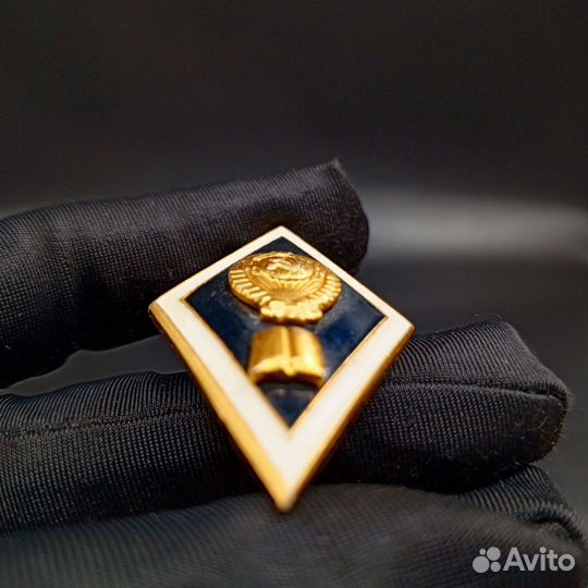 Знак выпускника юридического вуза брошь