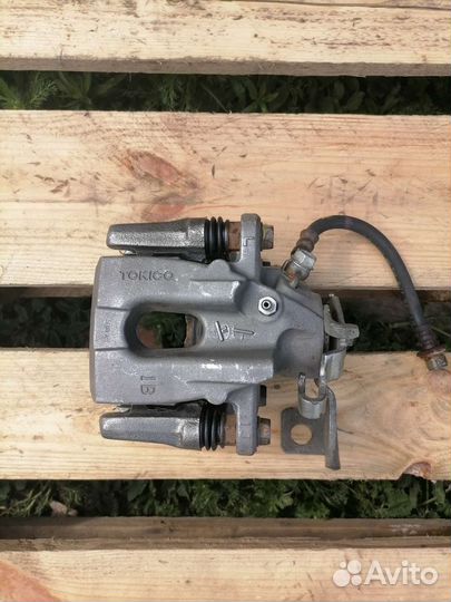 Задний левый тормозной суппорт тойота королла 150