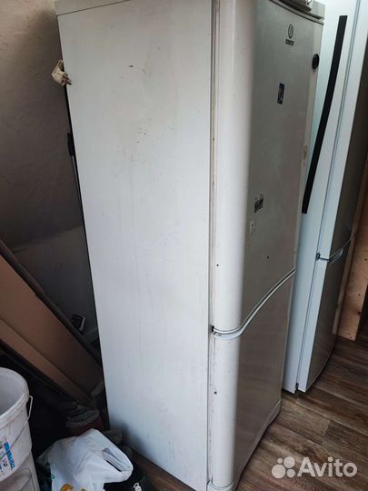 Холодильник indesit c132g